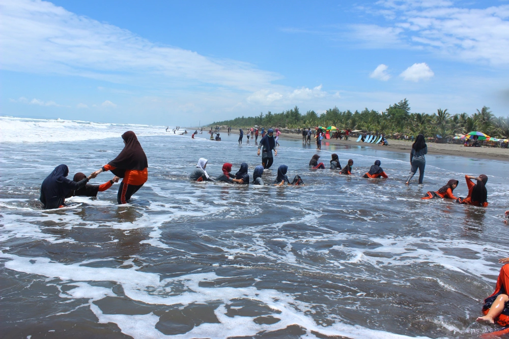 Pantai Widara Payung: Keindahan Panorama Laut Selatan