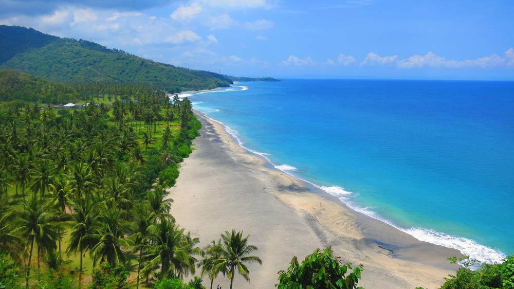 Pantai Nipah yang Tenang, Indah, dan Jauh dari Keramaian