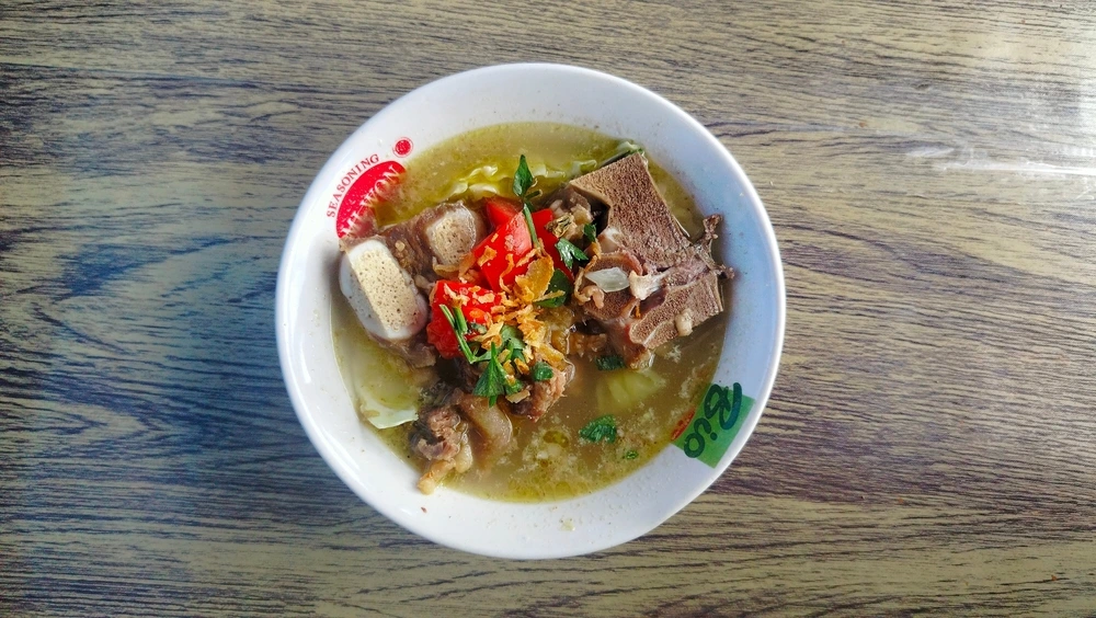 Kaledo, kaki sapi dalam kuah bening berbumbu. Foto: Indonesia Travel.