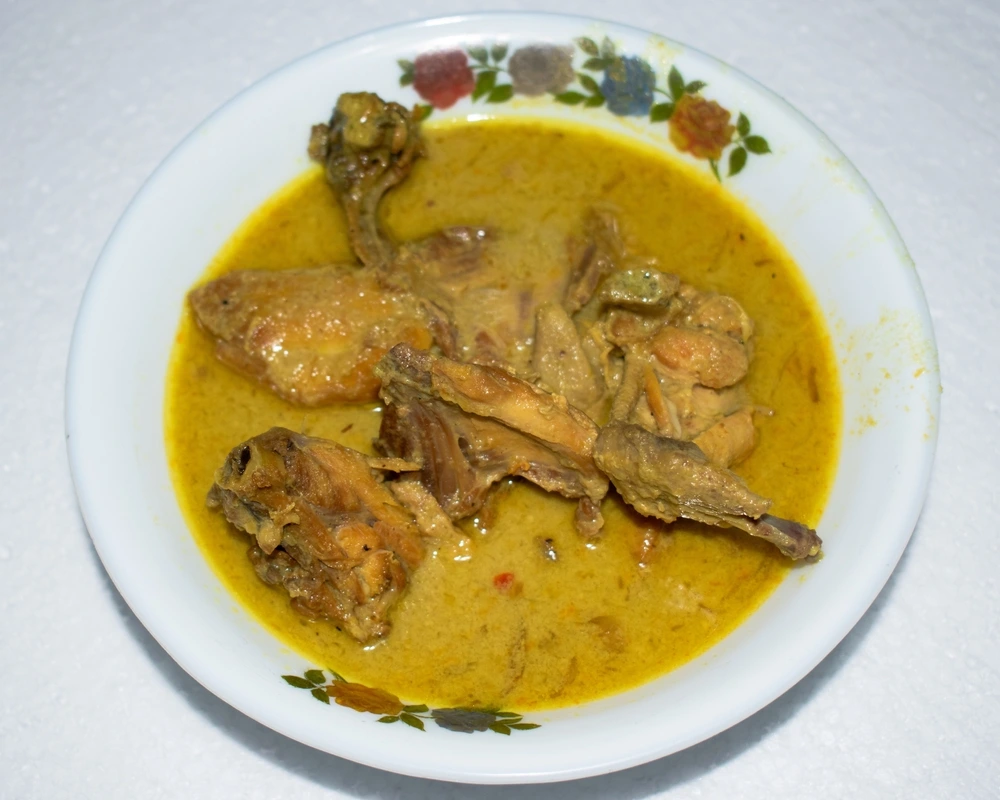 Uta Dada, hidangan dengan ayam atau ikan asap dan kuah santan. Foto: Indonesia Travel.