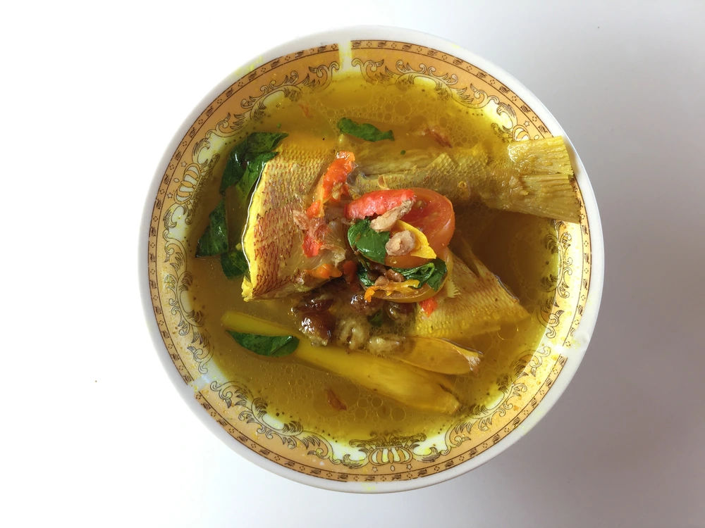 Ikan kuah asam dengan ikan laut dan bumbu berkuah segar. Foto: Indonesia Travel.