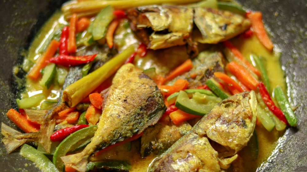 Palumara, hidangan ikan berkuah kuning. Foto berada pada bagian Palumara di laman Indonesia Travel; teks alternatif laman menyebut ikan kuah asam.