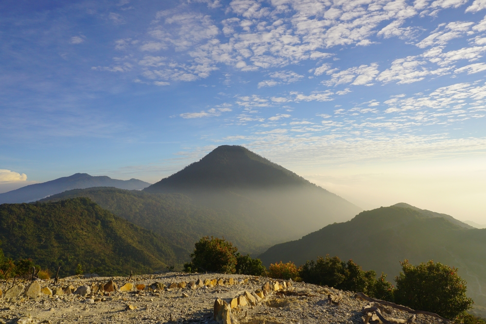 Gunung Haruman: Menjelajahi Pesona Alam dan Sejarah di Garut