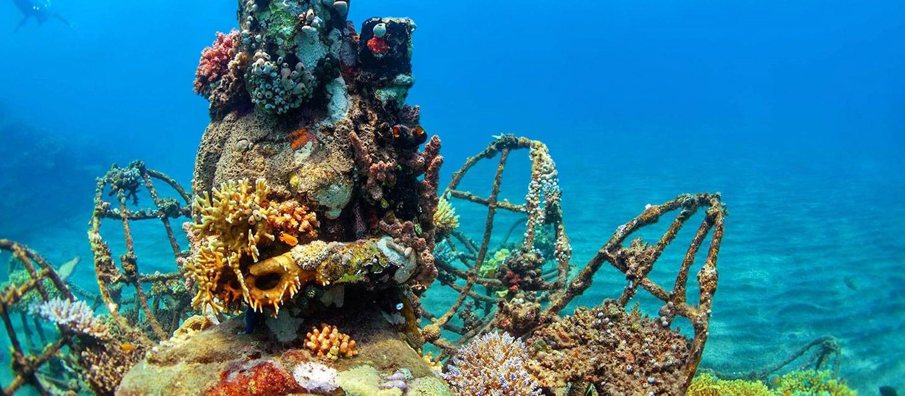 宁静的佩母德兰海滩和其庞大的水下寺庙