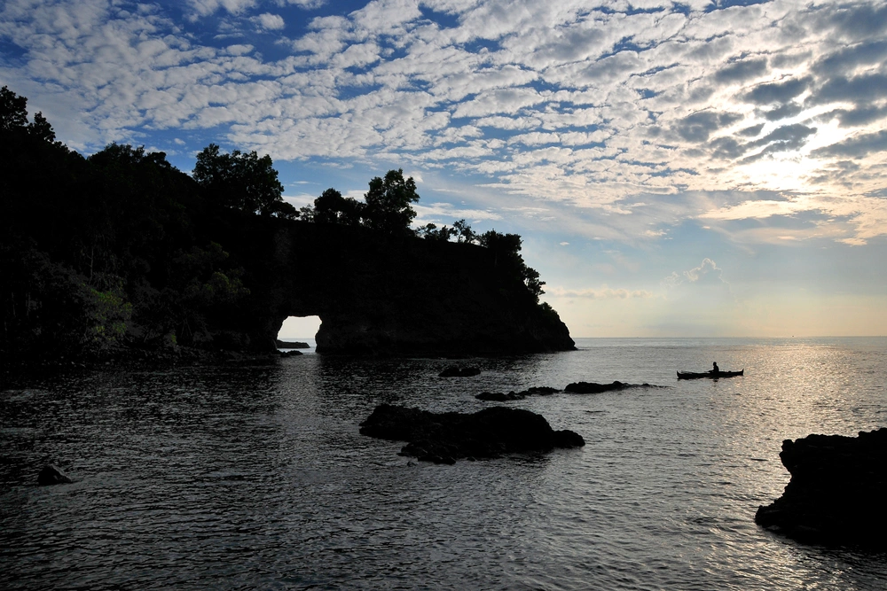 Menjelajahi Pantai Pintu Kota Ambon, Formasi Karang Unik di Pesisir Maluku