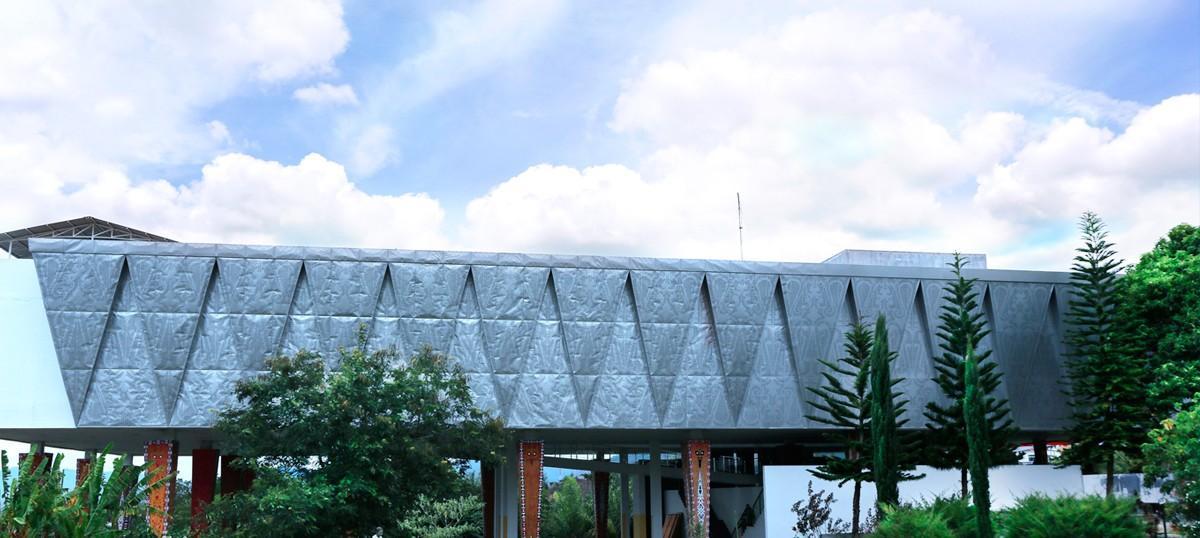 토바 호수 해안에 있는 바탁 박물관과 TB 실라라히 센터