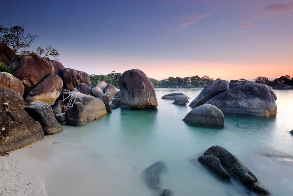 Jelajah 10 Destinasi Wisata Alam di Belitung Paling Populer: Lokasi, Harga Tiket, Penginapan, dan Oleh-oleh Khas Belitung