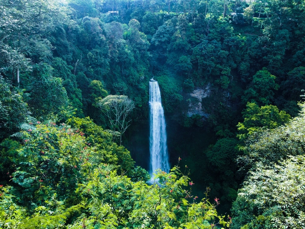 Air Terjun Pelangi dan Panorama Spektakuler di Jawa Barat