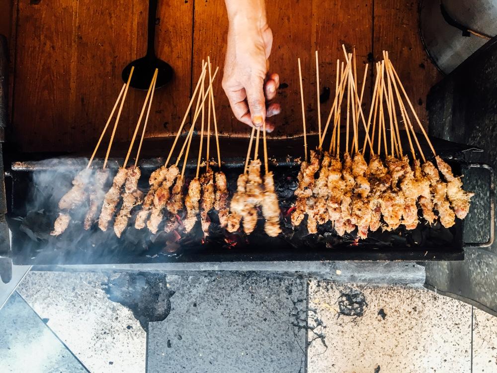 사테 마두라: 소금 섬의 전설적인 요리
