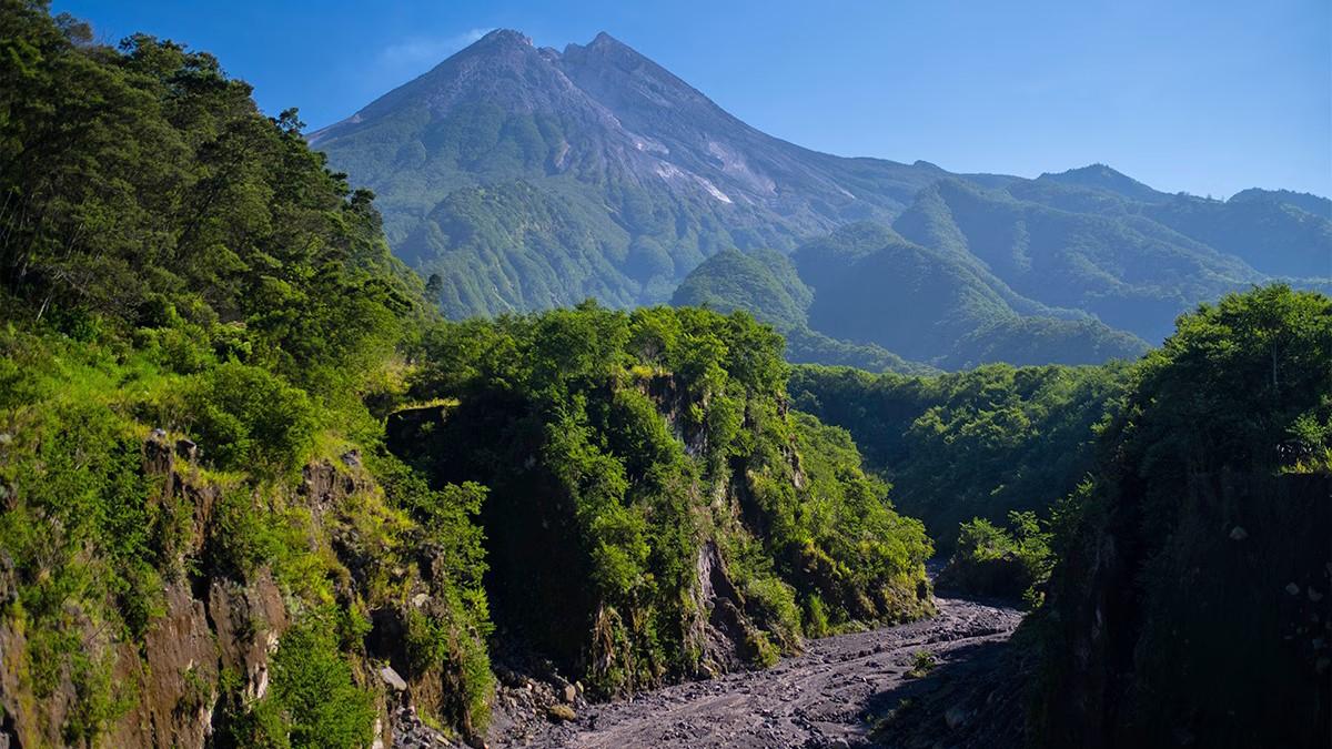 Mendaki Merapi, Si Gunung Berapi yang Megah di Jawa Tengah