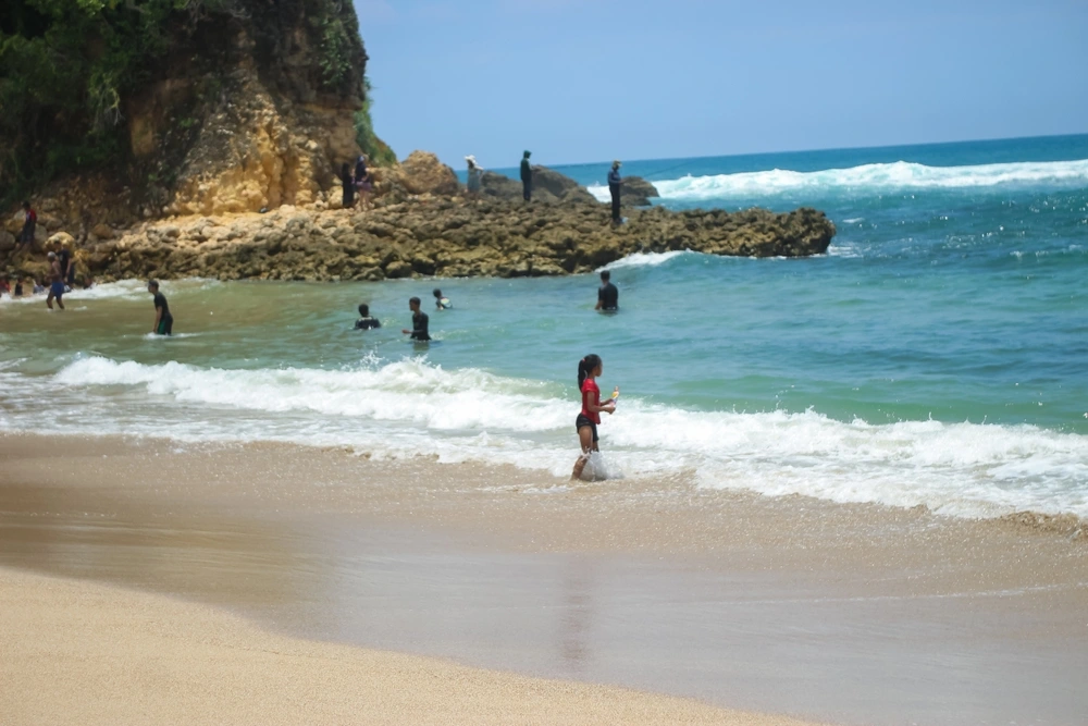 Pantai Tambak Rejo Blitar: Pantai Pasir Putih yang Memikat