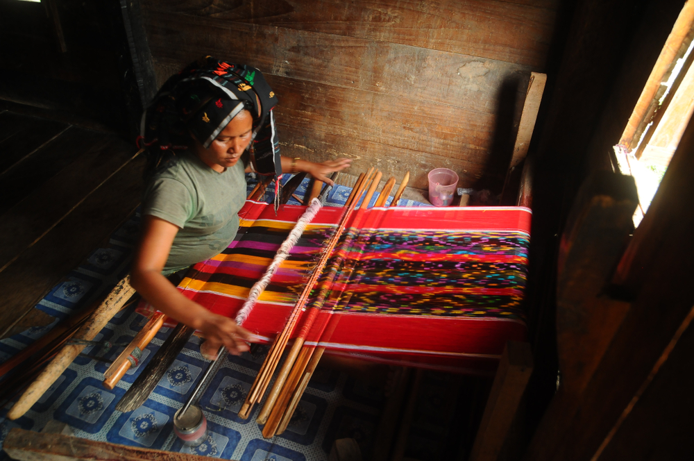 Ulos: Kain Tradisional Batak yang Penuh Makna dan Filosofi