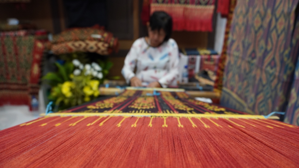 Tenun Ikat Sekomandi Khas Sulbar dengan Motif Geometris Unik