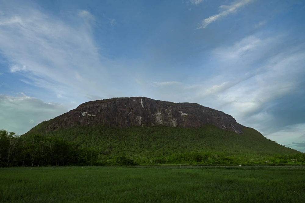 Der Berg Bukit Raya, der höchste Gipfel der Insel Borneo