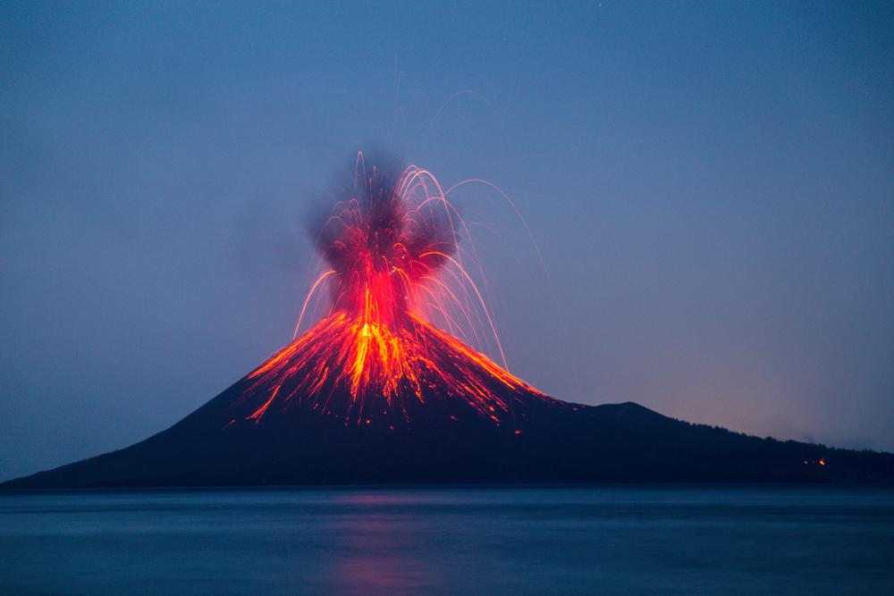 Gunung Krakatau: Keindahan dan Sejarah Letusannya