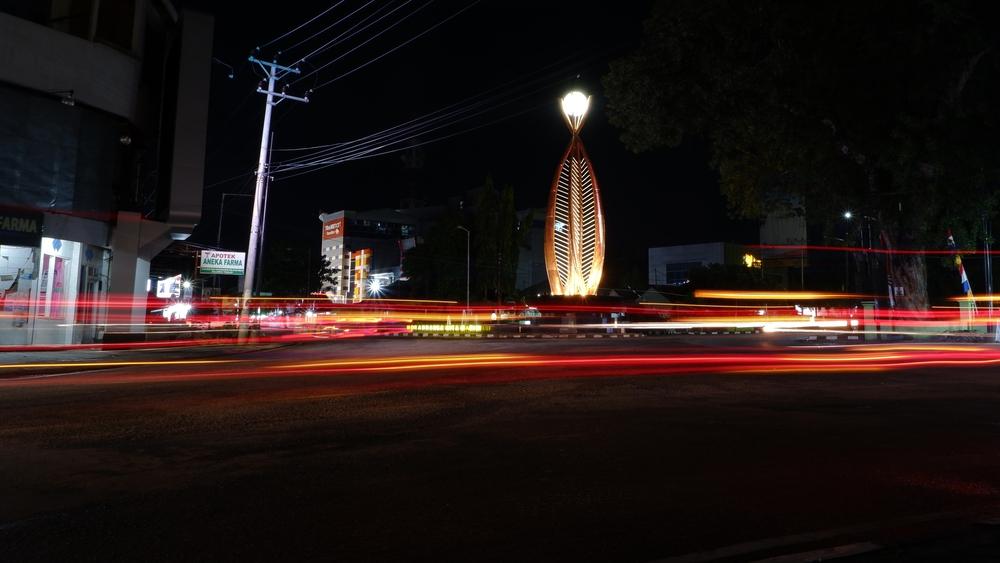 Tugu Simpang 5: Landmark Pusat Aktivitas Kota di Sulteng
