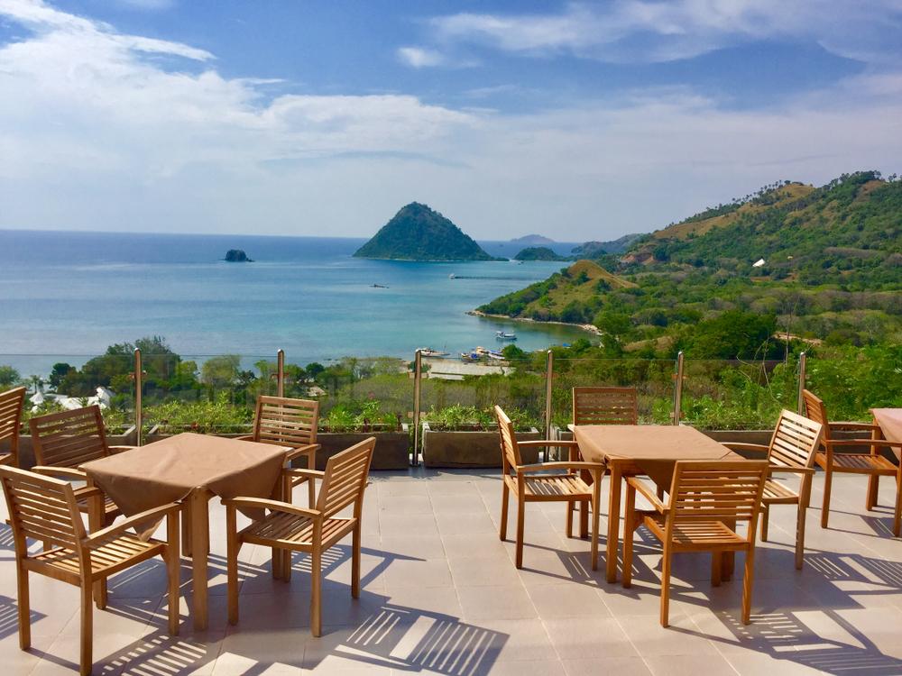 Taman Laut Handayani: Resto Romantis di Tepi Laut Labuan Bajo