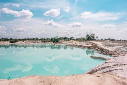 Menjelajahi Danau Kaolin, Destinasi Eksotis dengan Air Biru Jernih