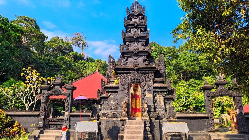 Pura Suranadi Lombok: Warisan Spiritual dan Alam Asri