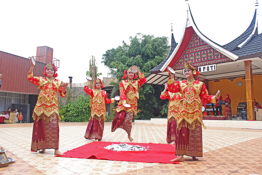 Tari Piring: Sejarah, Gerakan, Makna, dan Perkembangannya dalam Budaya Minangkabau