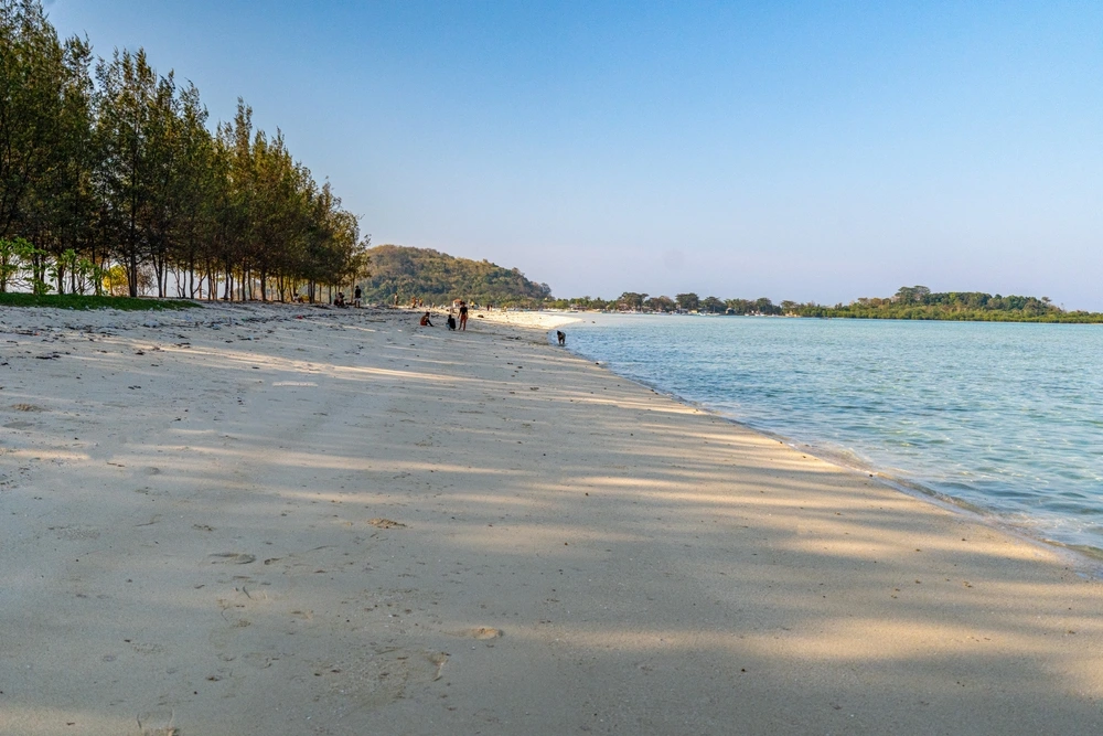 Cemara Tuban Beach: Entspannen Sie sich im Schatten der Pinien am Meer
