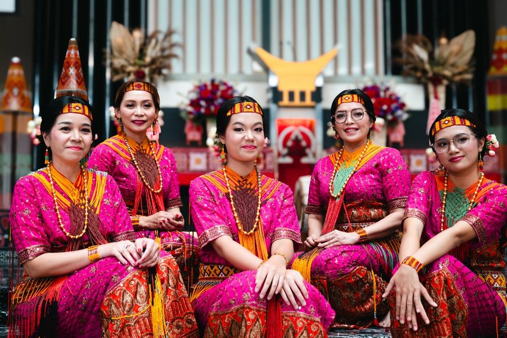 Pakaian Adat Suku Toraja: Keindahan dan Makna Filosofis
