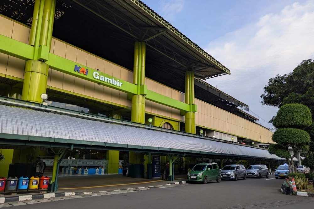 7 Stasiun Kereta Api Bersejarah di Indonesia: Arsitektur, Lokasi, dan Karakteristiknya