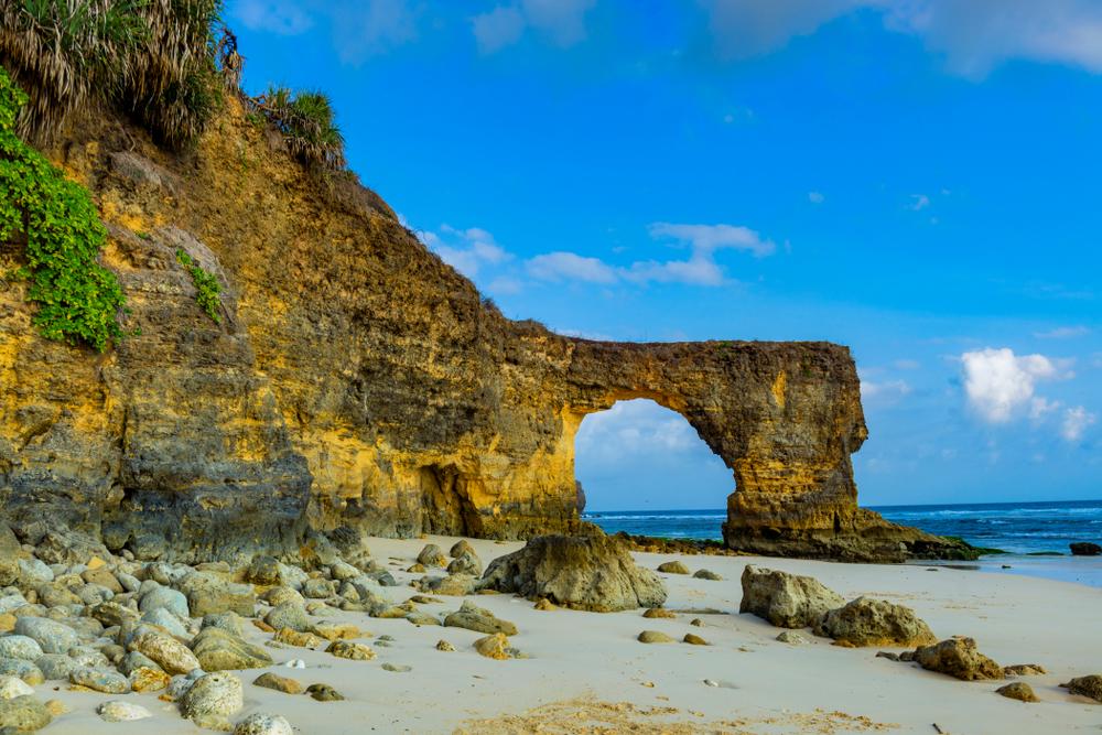 Keunikan Pantai Batu Bolong Lombok, Pura di Atas Karang