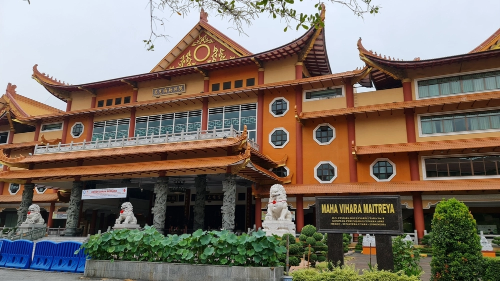 Maha Vihara Maitreya Medan: Sejarah, Arsitektur, dan Informasi Kunjungan