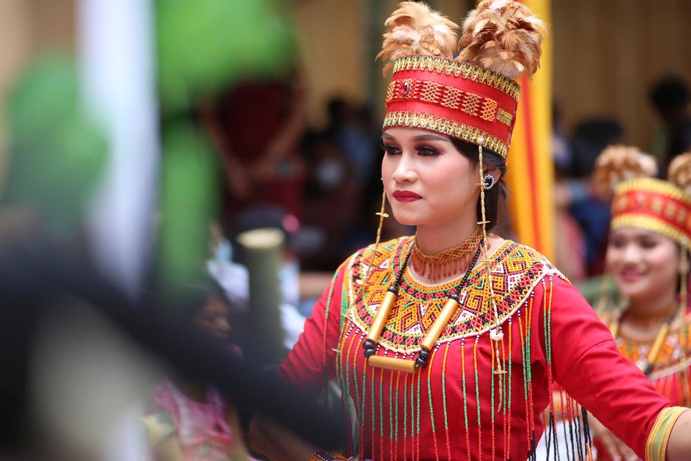 Tarian Tradisional Lumense dan Peule Cinde Sulawesi