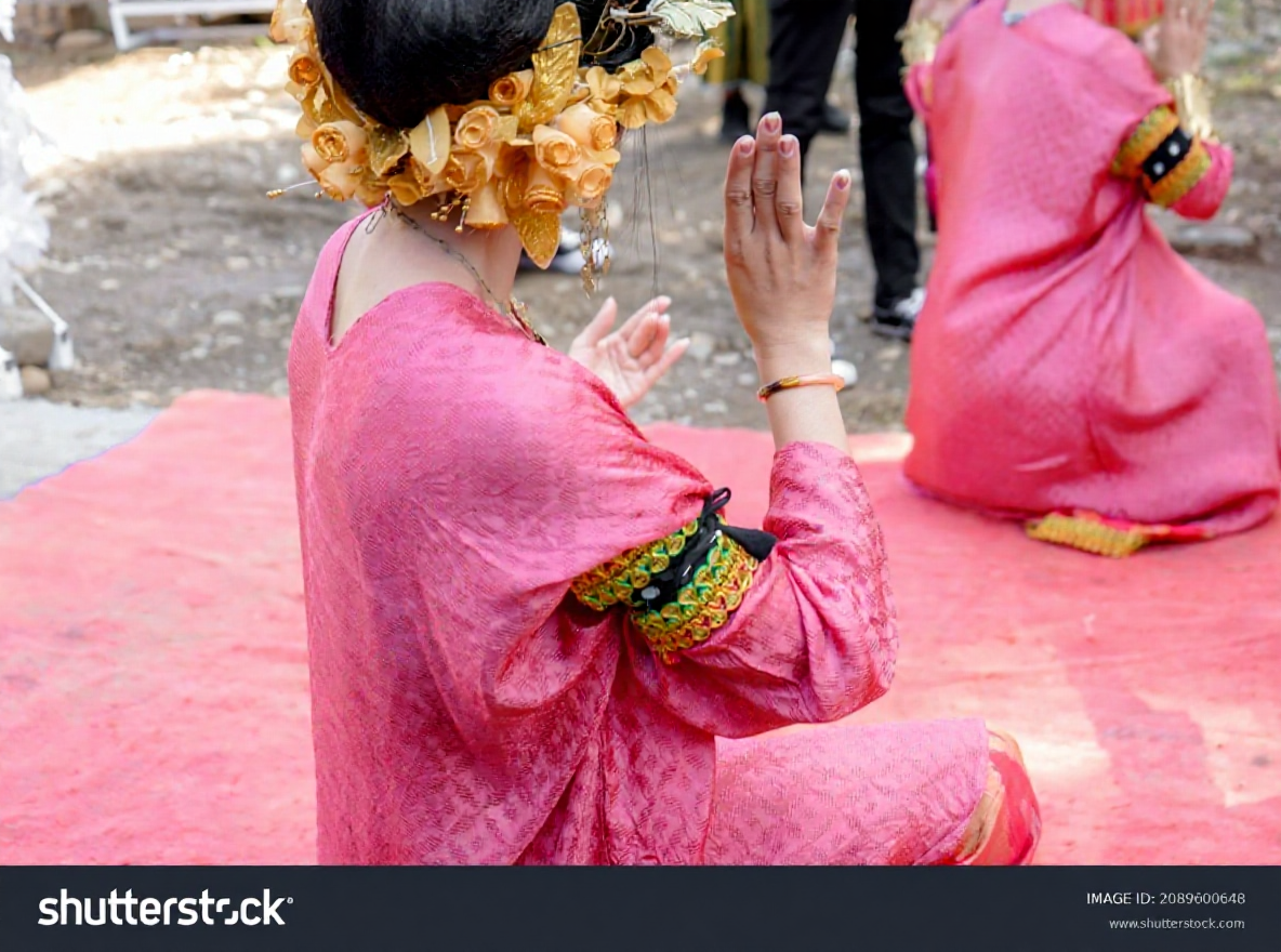 Tarian Tradisional Lumense dan Peule Cinde