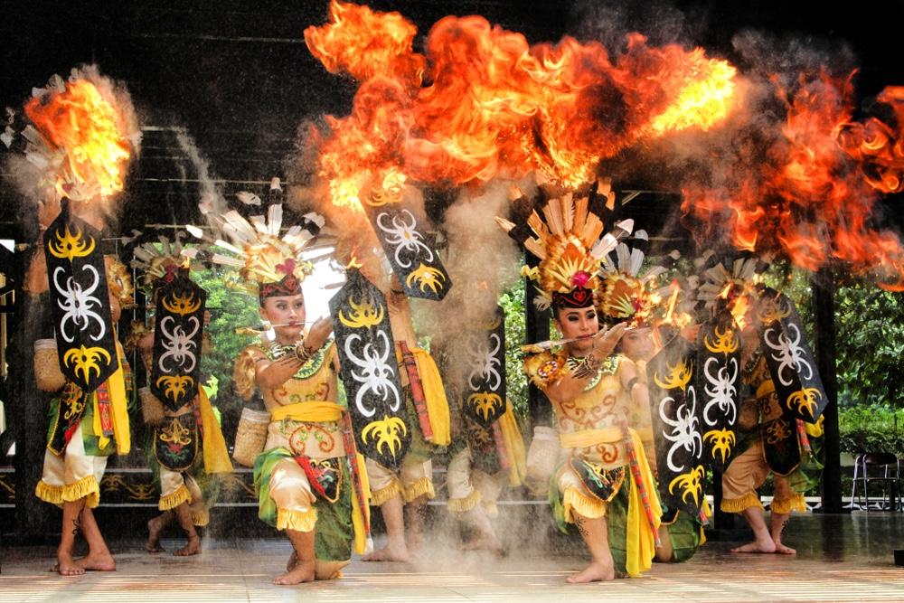 Tari Deder yang Energik dan Kompak Khas Kalimantan Tengah