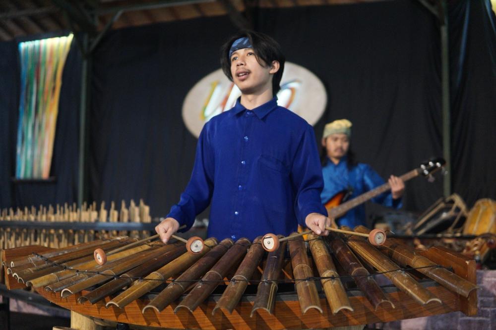 Calung: Musik Bambu Tradisional Khas Sunda