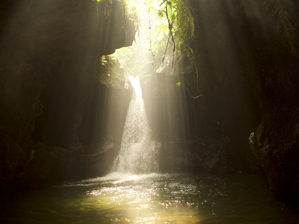 Air Terjun Sarang Walet: Pesona Tersembunyi di Lombok Timur
