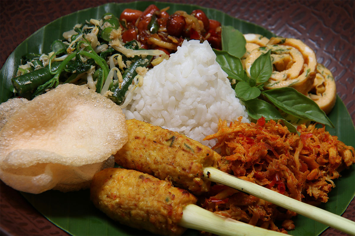 عشرة أطباق مميزة يجب أن تجربها في زيارتك القادمة إلى جزيرة بالي 