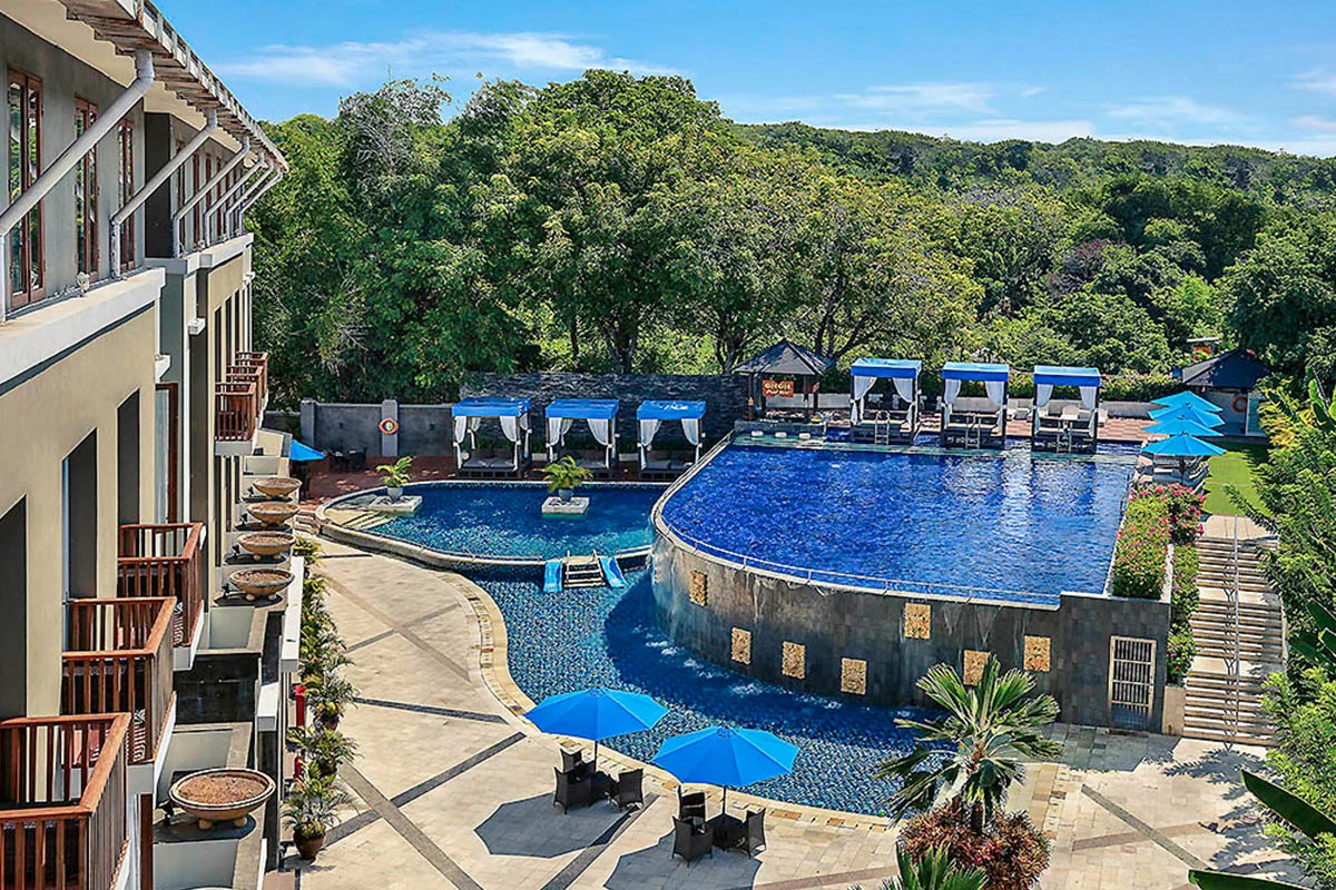 Kolam renang super megah di Mercure Bali Nusa Dua