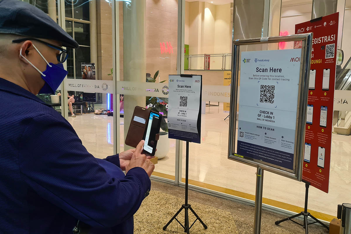 a person using the PeduliLindungi app