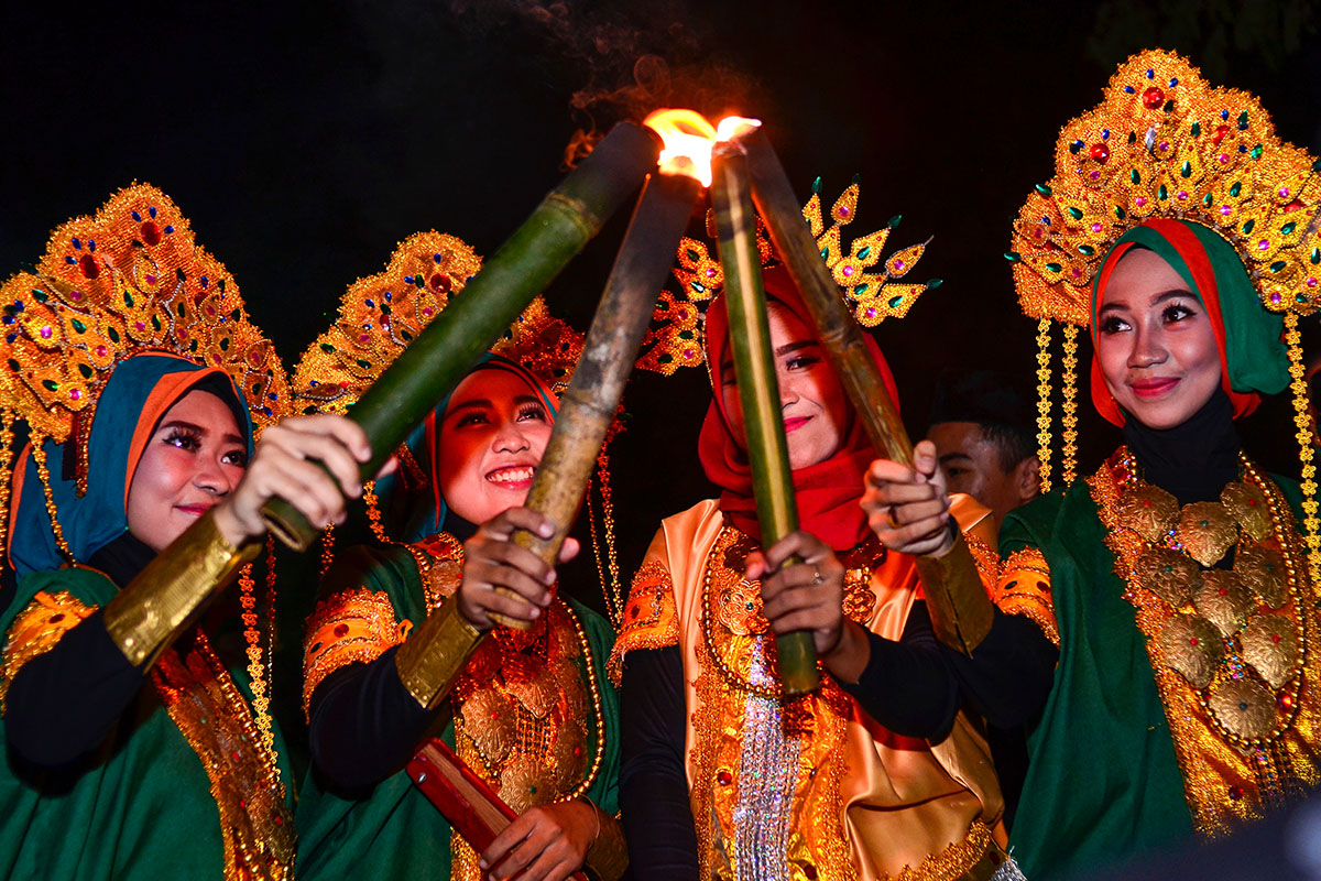 Merayakan Hari Kemerdekaan Indonesia dengan pawai obor