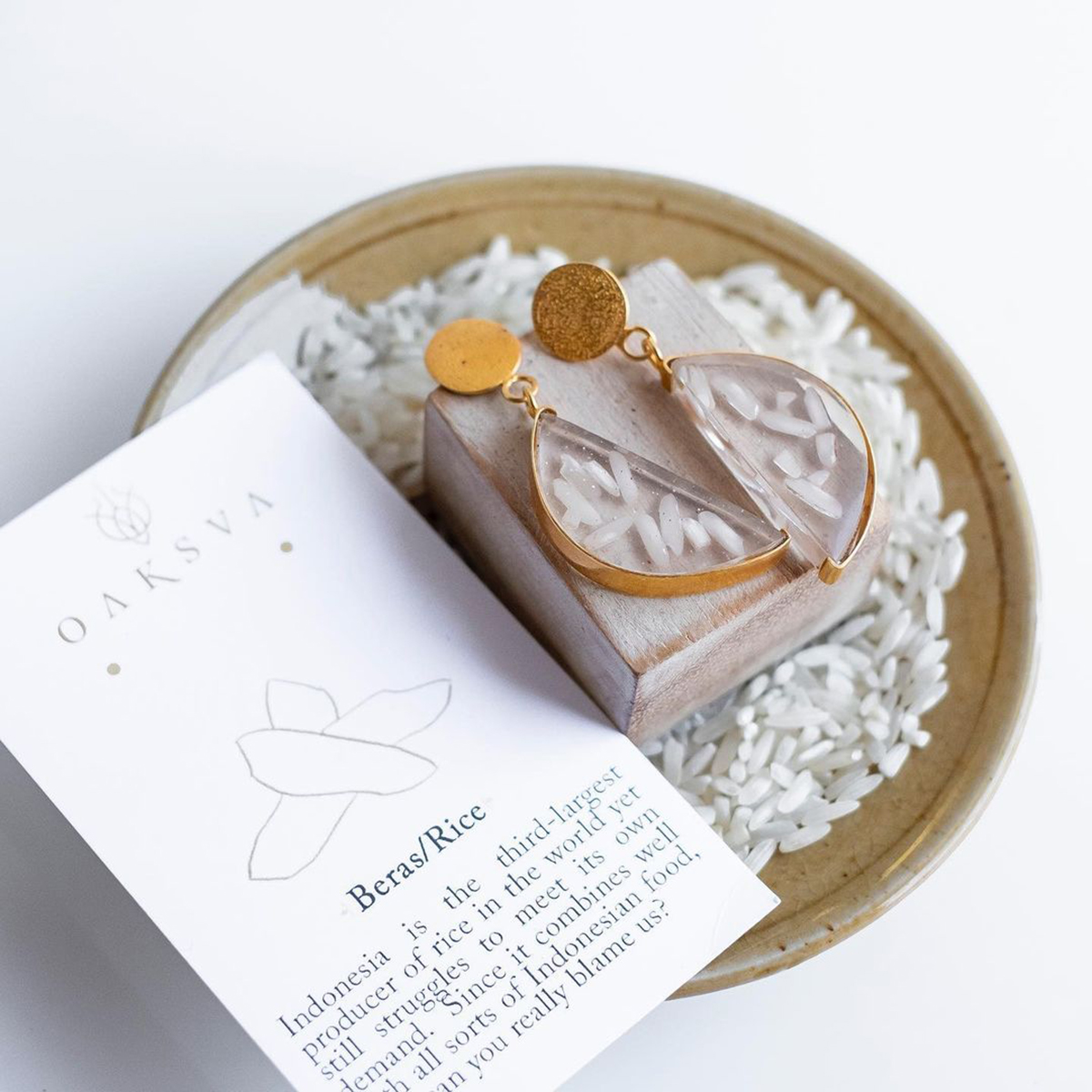 Sepasang anting bermotif beras putih dari Oaksva