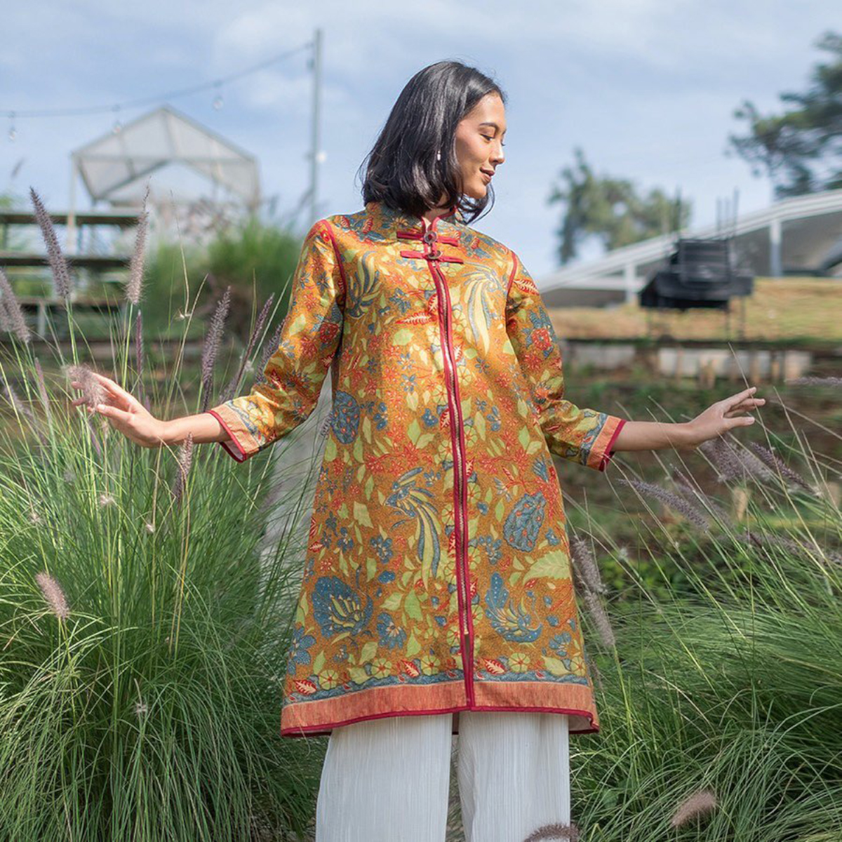 Nona Rara menghadirkan koleksi batik yang apik