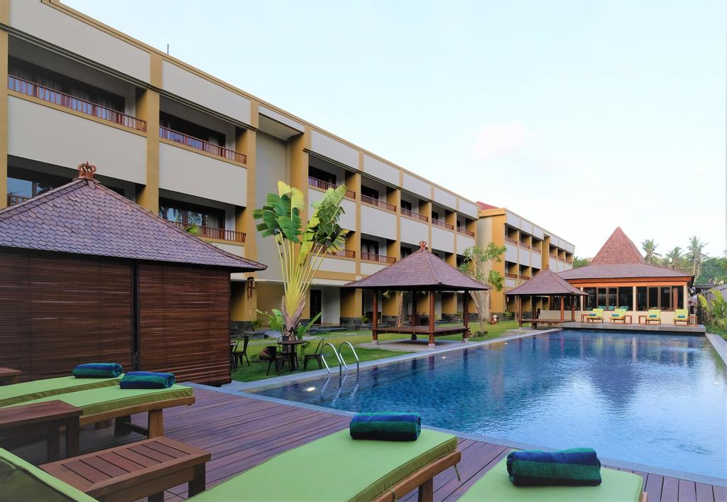 kolam renang dengan gazebo di Sima Lombok