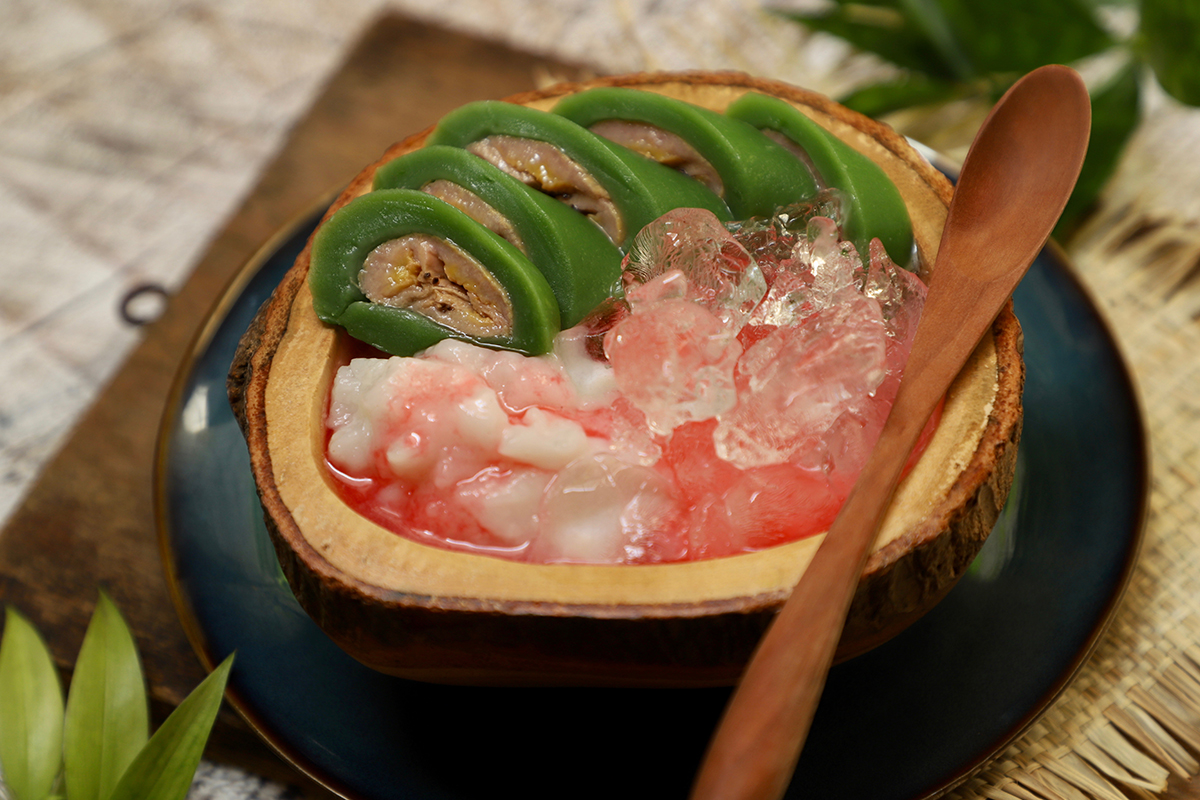 Takjil berbuka puasa es pisang ijo khas Makassar