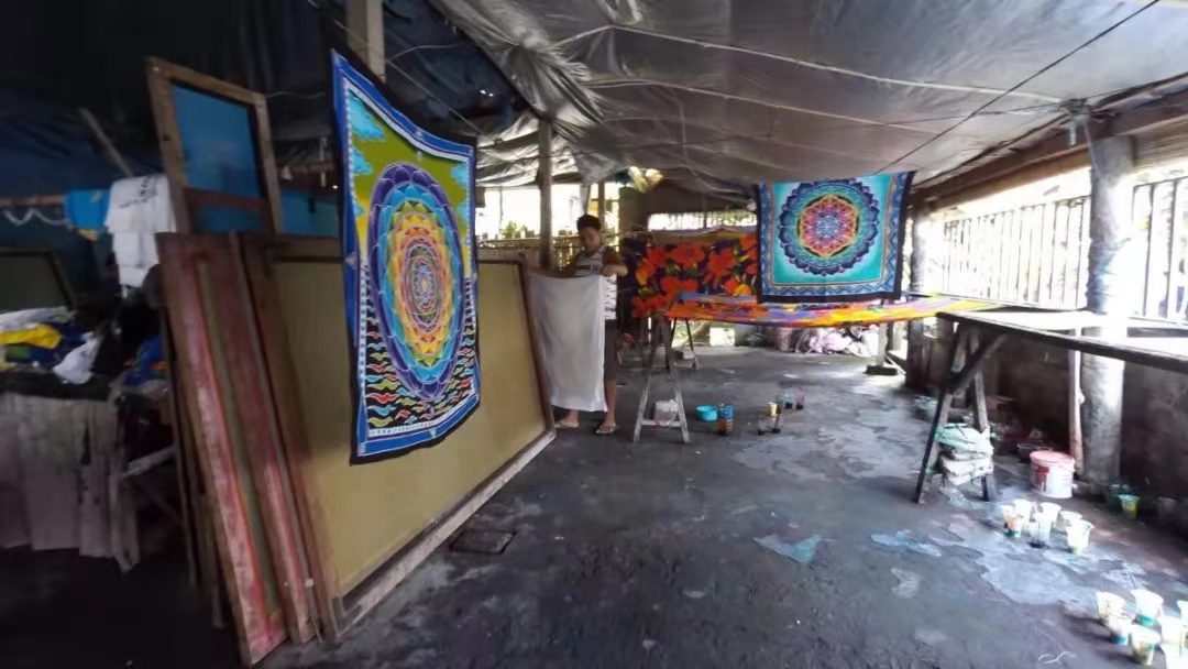 零距离学习印尼非遗手艺 在巴厘岛巴迪克作坊撒欢