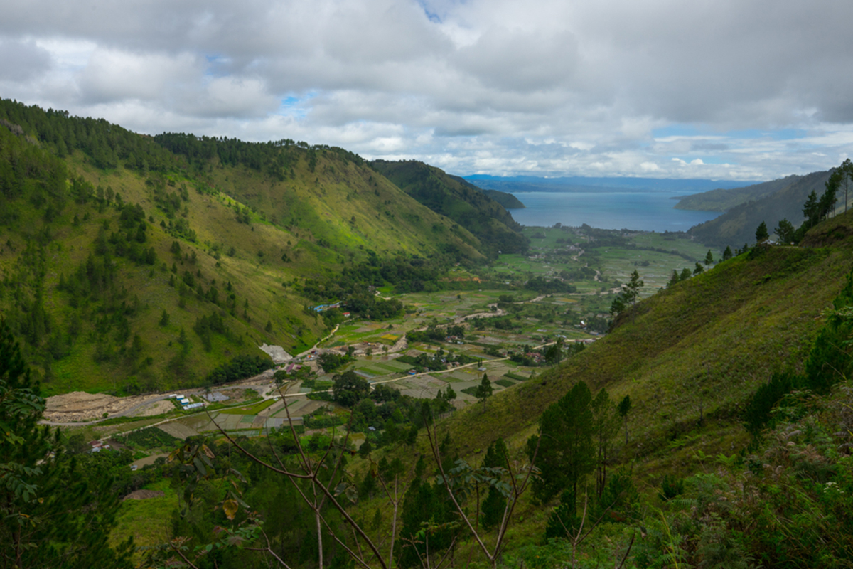 sebuah lembah yang indah dengan pemandangan bukit yang hijau