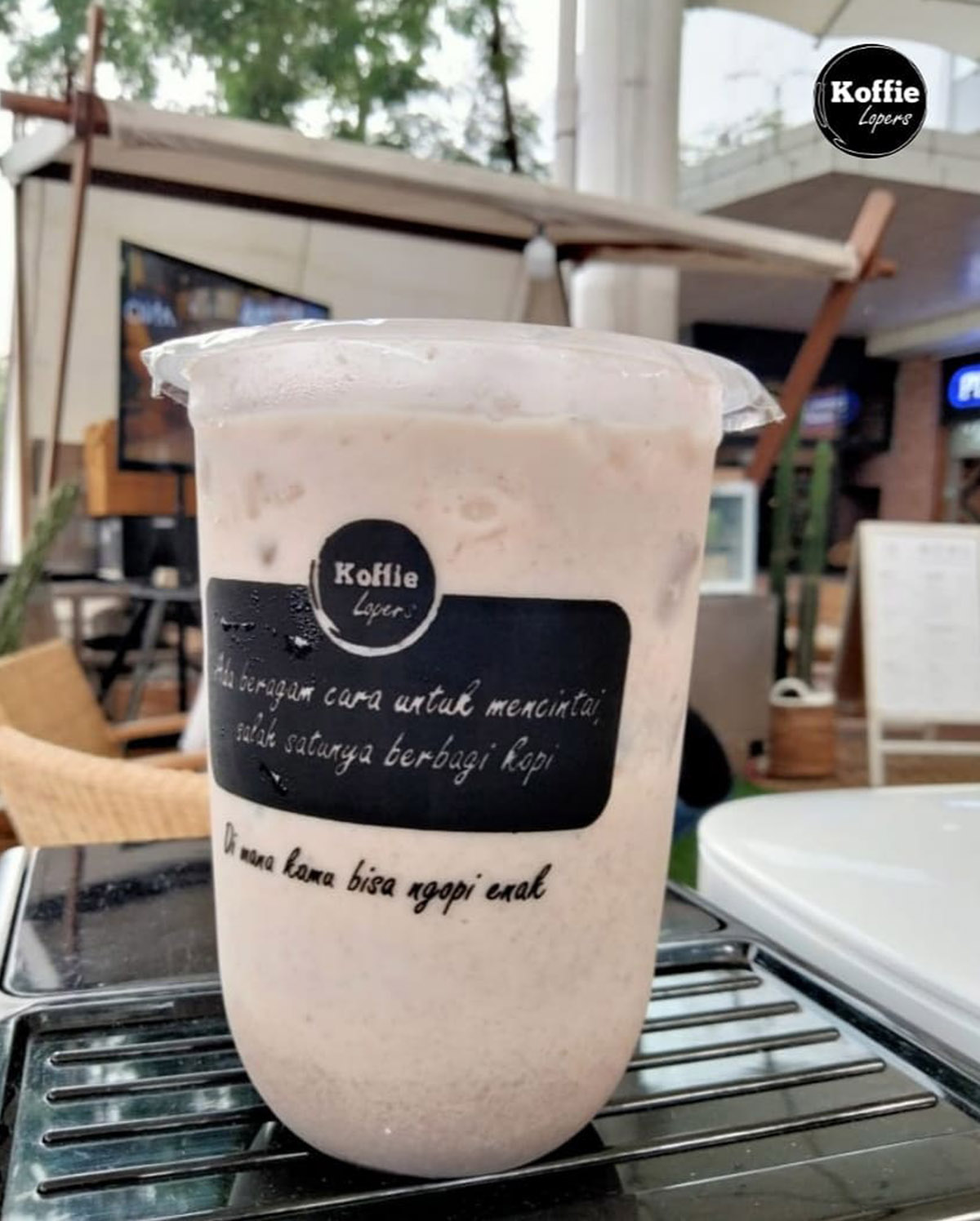 Segelas Kopi Susu Gula Aren dari Koffie Lopers 