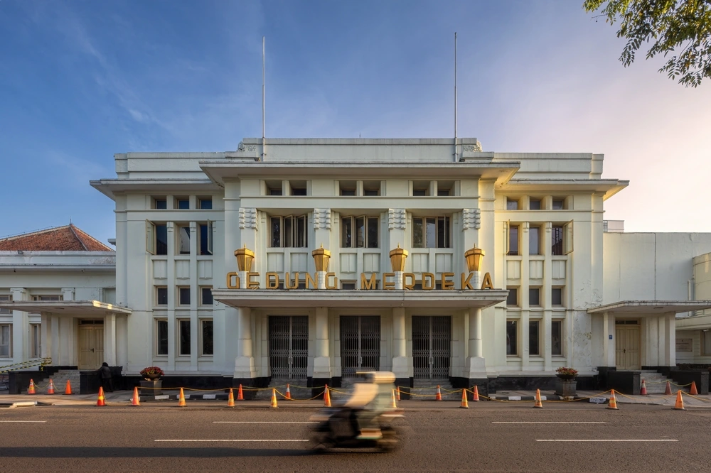 Tempat bersejarah di Bandung Gedung Merdeka - Indonesia Travel