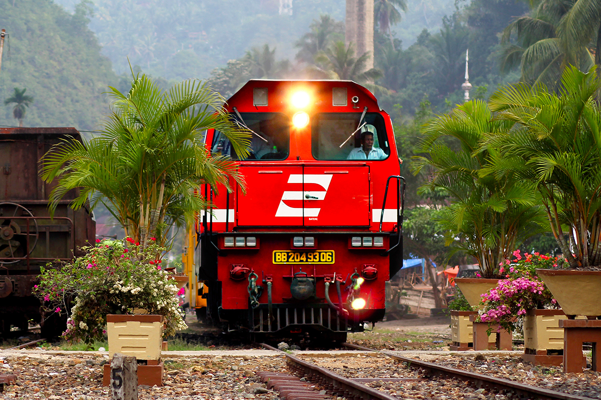 Kereta api berwarna merah sedang berjalan