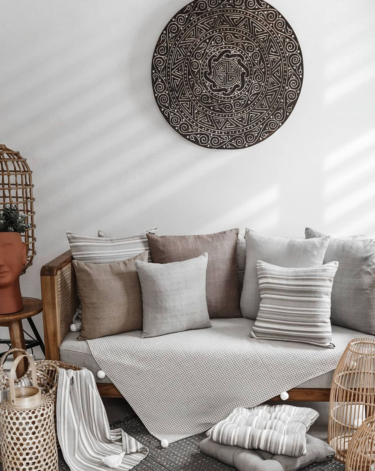 bantal tenun penghias ruang keluarga milik Retota