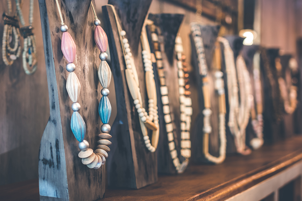 Produk UMKM di Bali, Jenama Lokal, Beli Kreatif Lokal, oleh-oleh ekraf, buah tangan khas Bali, Maharani Handicraft, batu permata, aksesori wanita