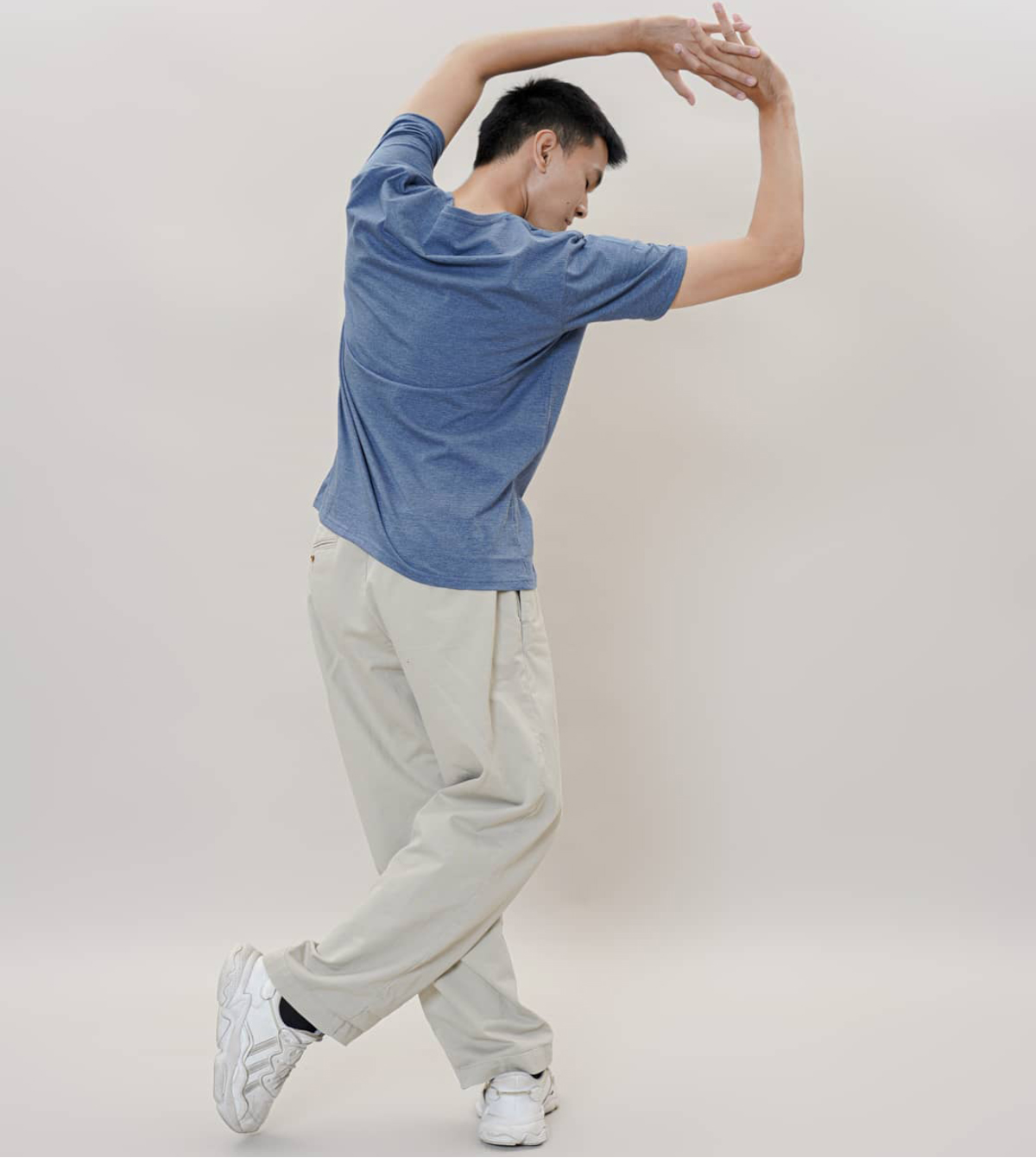 Pilihan kaus dan celana sehari-hari dari Koze